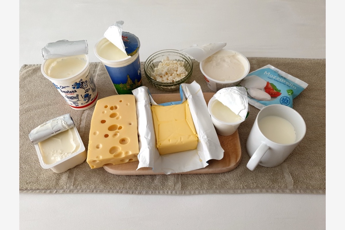 Молочные продукты в потребительской упаковке — иллюстрация к статье «Упаковка кисломолочной закваски: барьер и порционная фасовка»